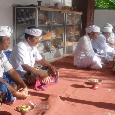 PERSEMBAHYANGAN BERSAMA TUMPEK WAYANG DI WILAYAH DESA BURUAN 